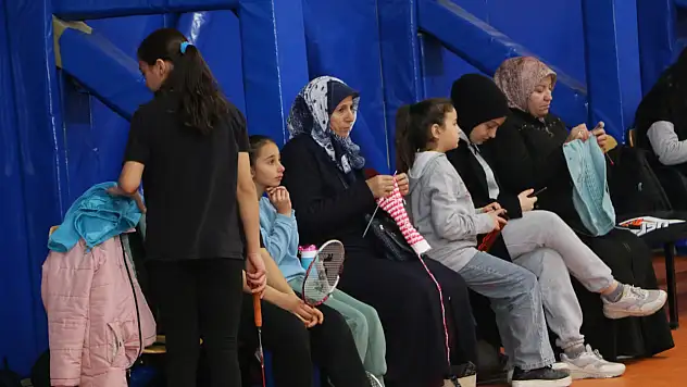 Kayseri'de oldu! Ne örgüyü bıraktılar ne de Badminton'u!