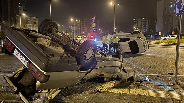 Kayseri'de ortalık savaş alanına döndü: Otomobillerden biri yan yattı, diğeri takla attı