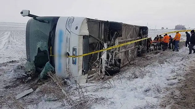 Develi'de otobüs şarampole devrildi: 43 yaralı