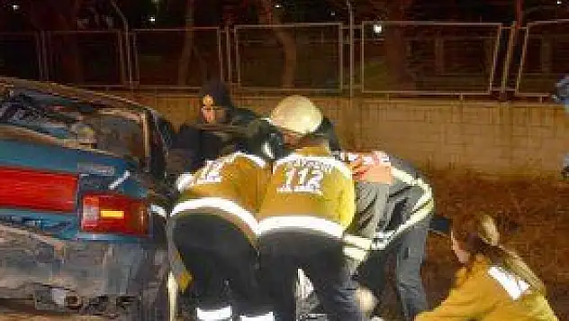 KAYSERİ'DE OTOMOBİL AĞACA ÇARPTI: 2 ÖLÜ