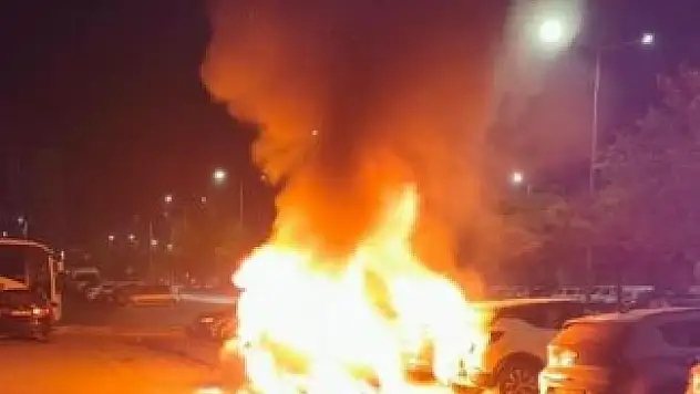 Kayseri'de otomobil alev topuna döndü! 3 araç daha zarar gördü