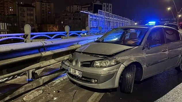 Kayseri'de otomobil bariyerlere girdi! Sürücü alkollü çıktı