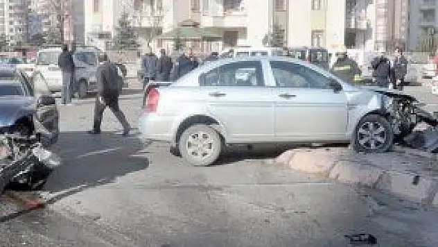 KAYSERİ'DE 2 OTOMOBİL ÇARPIŞTI 3 YARALI