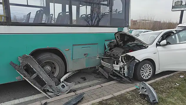 Kayseri'de korkutan kaza! Otomobil ile halk otobüsüne çarpıştı!