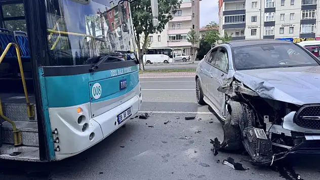 Kayseri'de otomobil ile halk otobüsü çarpıştı: 1 yaralı