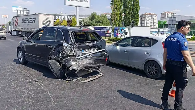 Kayseri'de otomobil ile minibüs çarpıştı!