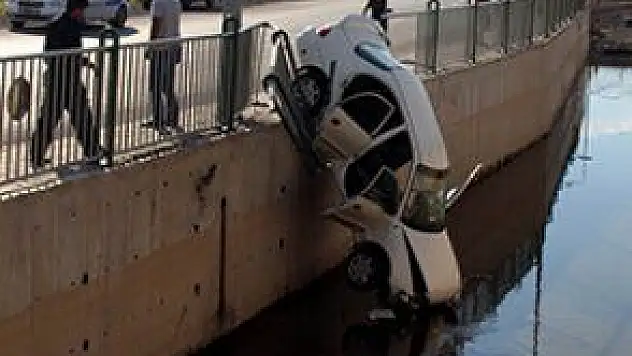 KAYSERİ'DE OTOMOBİL KANALA DÜŞTÜ