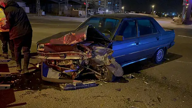 Kayseri'de otomobil önce çarptı sonra karşı yola savruldu! 2 yaralı