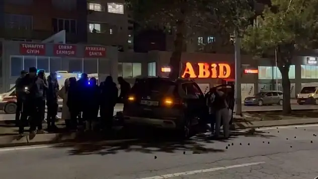 Kayseri'de otomobil refüjdeki ağaca çarptı