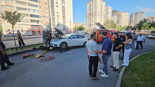 Kayseri'de otomobilden yılan sarktı, mahalle ayağa kalktı
