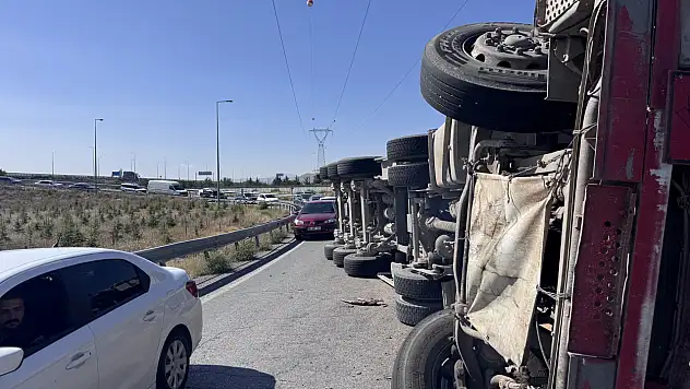 Kayseri'de pancar yüklü tır devrildi!