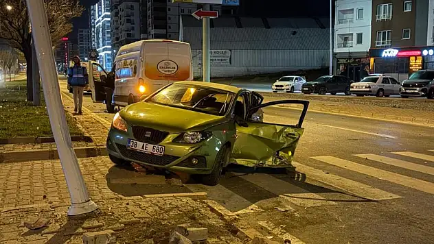 Kayseri'de panelvan araçla çarpışan otomobil hurdaya döndü