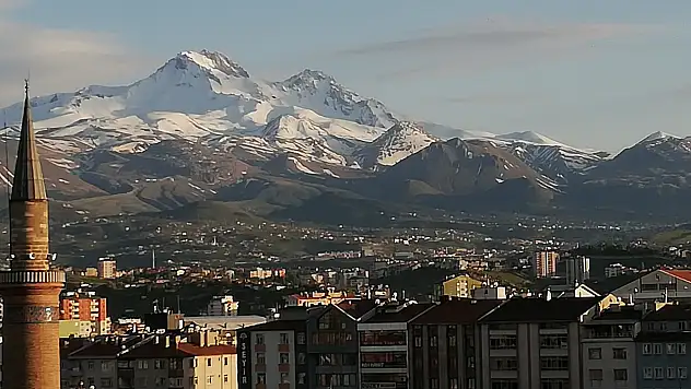Kayseri'de Papaz aldı başını gidiyor!