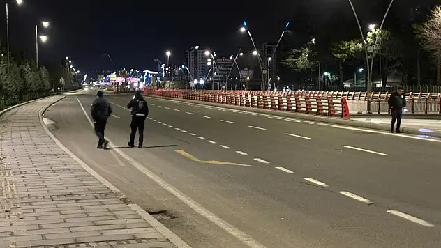 Kayseri'de polisten kaçarken yola kağıt fırlattı! İçinden bakın ne çıktı?
