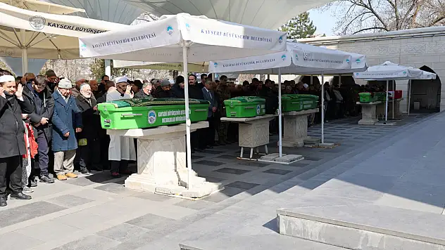 Kayseri'de profesör ve iş insanı toprağa verildi! Cenazeye Özhaseki de katıldı
