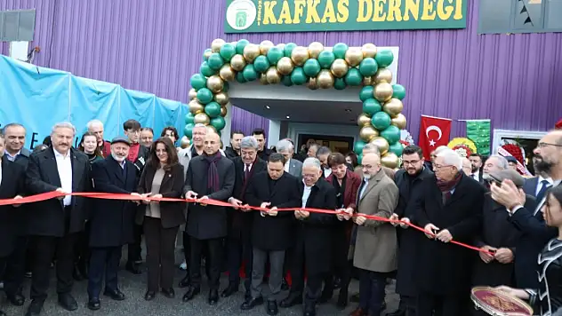 Kayseri'de protokolü buluşturan açılış: Et ile tırnak gibiyiz