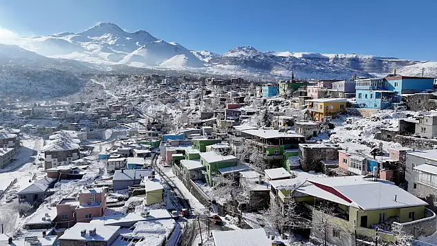 Kayseri'de renkli evler karla iç içe geçti! Kartpostallık görüntüler oluştu