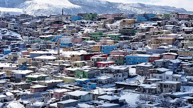Kayseri'de renkli evler karla masal diyarı gibi oldu