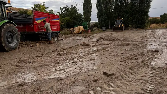 Kayseri'de sağanak sonrası sel: Belediye ekipleri alarma geçti