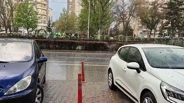Kayseri'de sağanak yağmur doluya döndü