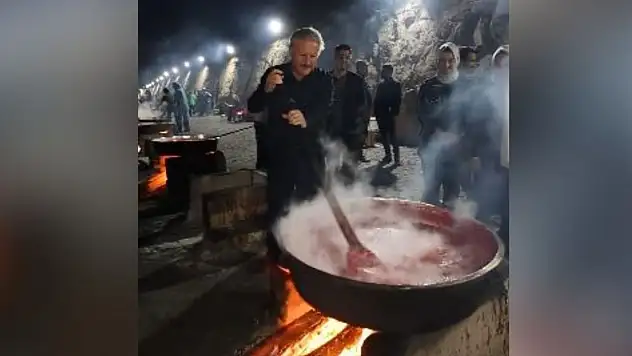 Kayseri'de salça mesaisi! Kazanın başında bu kez Başkan vardı