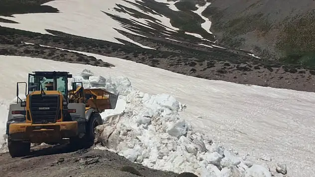 Kayseri'de şaşırtan görüntü! Yazın ortasında kar mesaisi