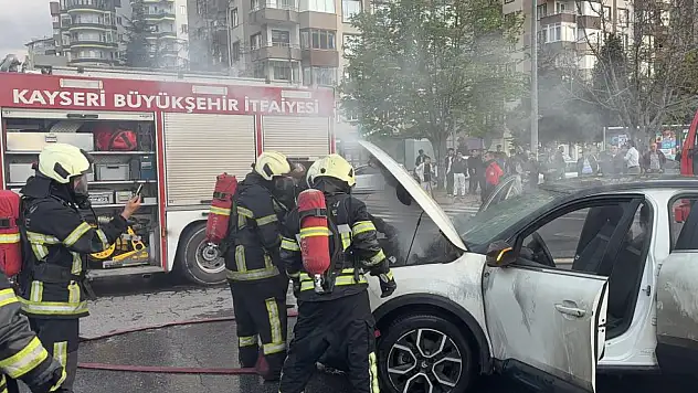Kayseri'de seyir halindeki elektrikli araç alev topuna döndü!