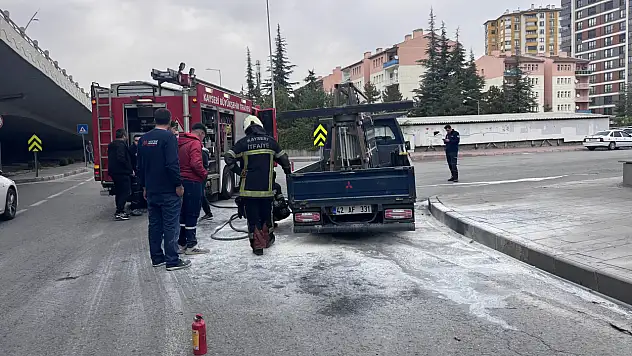 Kayseri'de seyir halindeki kamyonetin lastiği alev aldı! Ekipler müdahale etti