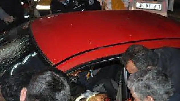 KAYSERİ'DE SIKIŞMALI TRAFİK KAZASI: 3 YARALI