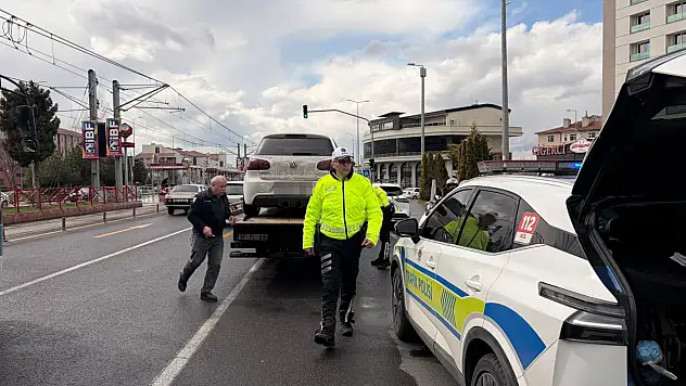 Kayseri'de siyah duman atan araç trafikten men edildi!