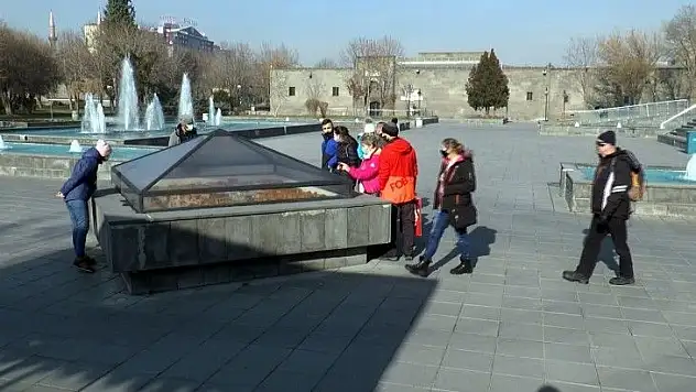 Meydan turistlere kaldı