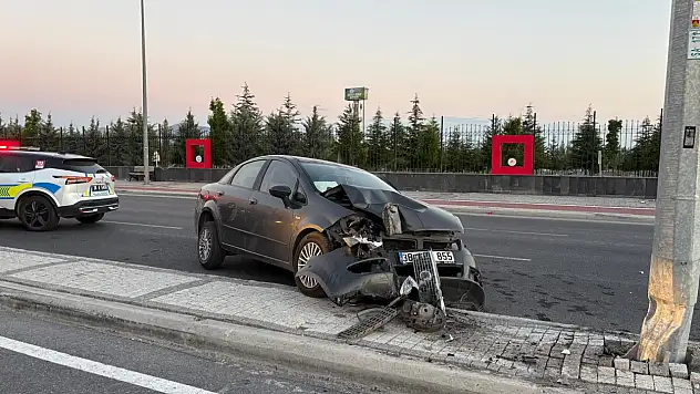 Kayseri'de kaza! Otomobil aydınlatma direğine çarptı