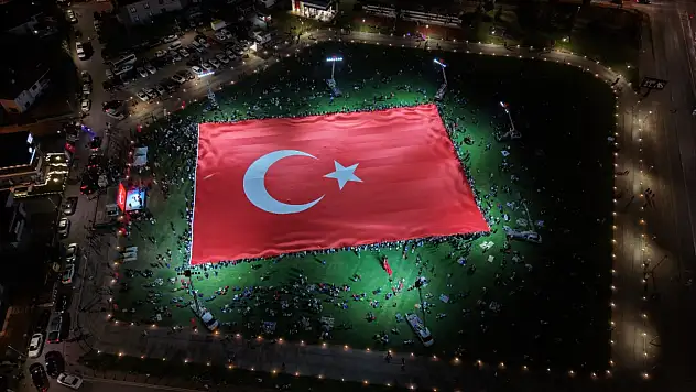 Kayseri'de tarihi an! Dünyanın en büyük Türk bayrağı açıldı