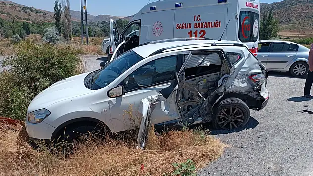 Kayseri'de tır ile otomobil çarpıştı: 2 yaralı