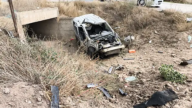 Kayseri'de trafik levhalarına çarpan araç dereye devrildi