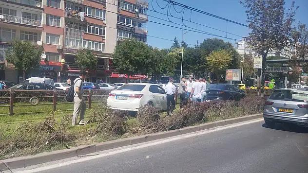 Kayseri'de tramvay ulaşımı aksadı! Kaza yapan iki araç raylara girdi