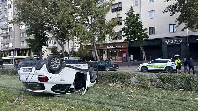 Kayseri'de tramvay yoluna araba uçtu!