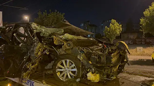 Kayseri'de tramvay yolunda can pazarı: Araç demir yığınına döndü
