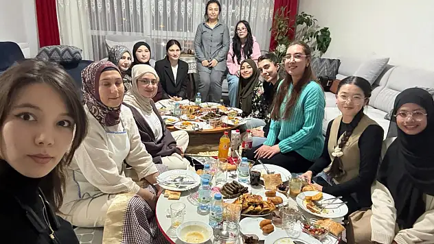 Kayseri'de uluslararası yüzlerce öğrenci iftar sofrasında buluştu