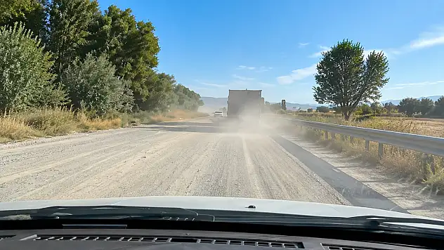Kayseri'de vatandaşların tozlu yol tepkisi!