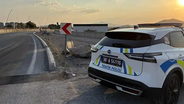 Kayseri'de virajı alamayan motosiklet yan yattı: 2 Yaralı