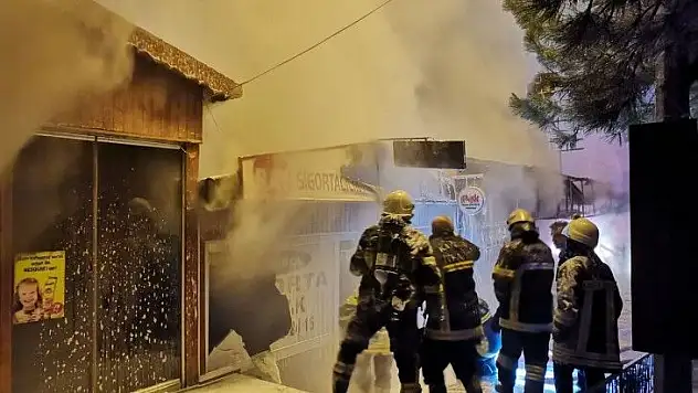 3 dükkan küle döndü