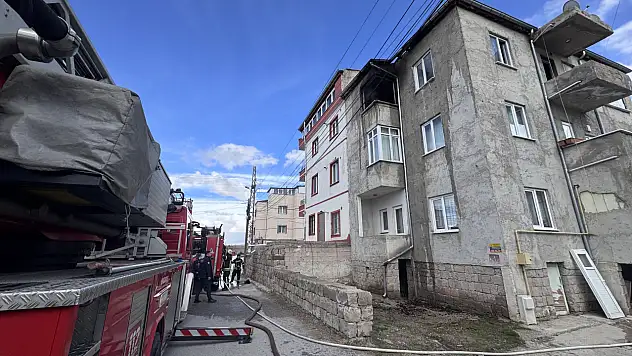 Kayseri'de yangın paniği: 2 kişi...