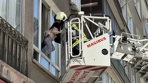 Kayseri'de yangında mahsur kaldılar: 1'i bebek 5 kişi...