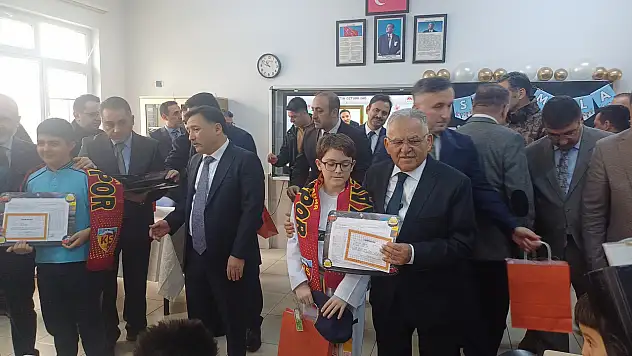 Kayseri'de yarı yıl tatili başladı! 322 bin öğrenci karne aldı