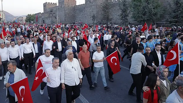 Kayseri'de yer gök kırmızı beyaz! Görenlerin göğsünü kabartan tarihi yürüyüş