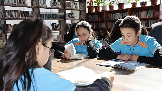 Kayseri'de yılın okuyucuları belli oldu ve belgelerini aldı