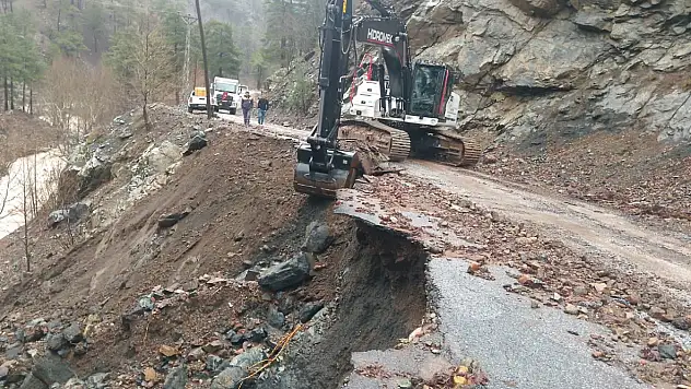 Kayseri'de yol çöktü! Ekipler teyakkuza geçti