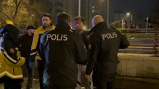 Kayseri'de yol kenarında duran araca çarptı! Tedaviye ekipler ikna etti