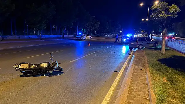 Kayseri'de yol savaş alanına döndü: Otomobil refüje çıktı, motosiklet 50 m savruldu